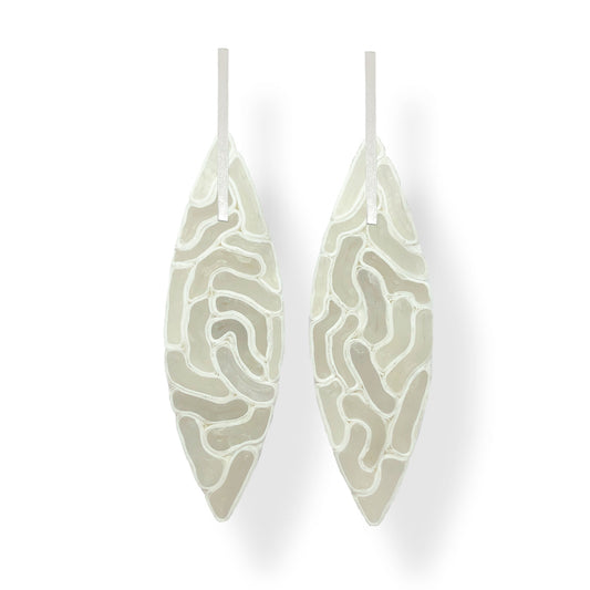 Long feather shaped earrings -  White - Idyllika